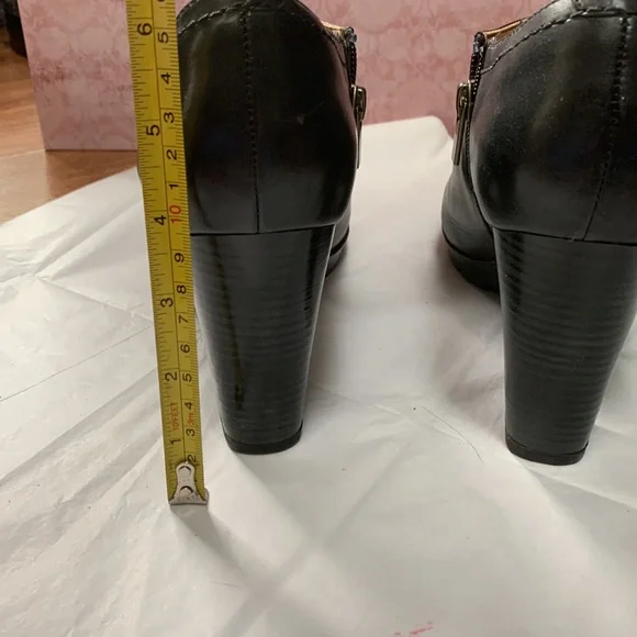 Clarks black leather bootie, staked wood 4” heel sz 9, rubber soles - Picture 4 of 7